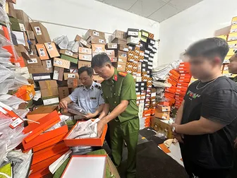 Phát hiện 2 điểm sản xuất, mua bán giày dép, quần áo giả các thương hiệu nổi tiếng với quy mô lớn