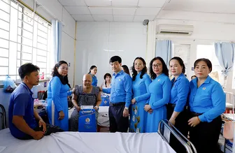 Thăm, tặng quà đoàn viên, công nhân lao động có hoàn cảnh khó khăn