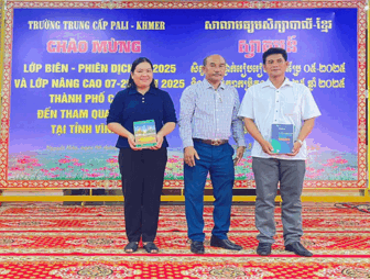 សា​លា​មធ្យម​សិក្សា​បា​លី​-ខ្មែរ​ ខេត្ត​វិញ្ញ ​ឡុង ទទួល​ស្វា​គមន៍​សិក្ខា​កាម​នៃ​សា​លា​មធ្យម​សិក្សា​បា​លី​ណាម​បូ ទី​ក្រុង​កឹង​ធើ