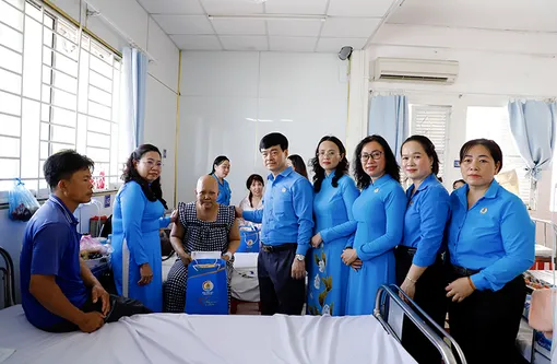 Thăm, tặng quà đoàn viên, công nhân lao động có hoàn cảnh khó khăn