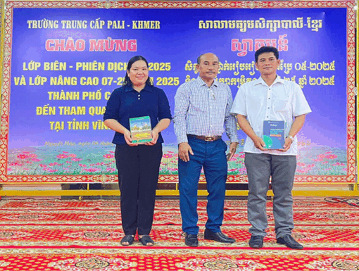 សា​លា​មធ្យម​សិក្សា​បា​លី​-ខ្មែរ​ ខេត្ត​វិញ្ញ​ឡុង ទទួល​ស្វា​គមន៍​សិក្ខា​កាម​នៃ​សា​លា​មធ្យម​សិក្សា​បា​លី​ណាម​បូ ទី​ក្រុង​កឹង​ធើ