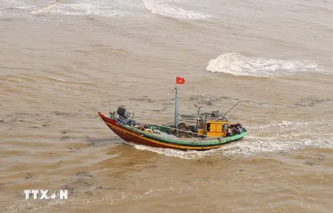 Cảnh báo sóng lớn gây nguy hiểm, ngư dân cần chủ động phòng tránh