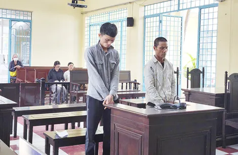 Trộm xe kéo và khung sắt tiền chế, 2 bị cáo lãnh án