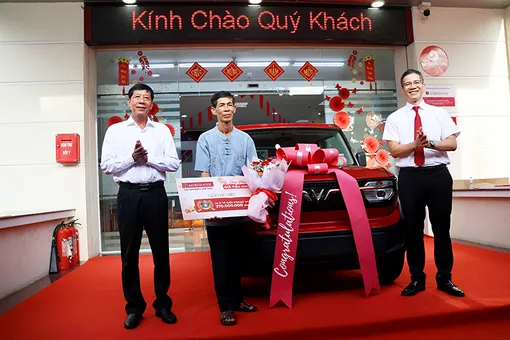 Agribank Chi nhánh Cần Thơ tìm ra chủ nhân xe VinFast VF3 của Chương trình tiết kiệm dự thưởng 'Mã đáo phú quý - gửi tiền như ý'