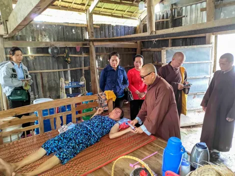 Tặng quà cho người mắc bệnh hiểm nghèo, đặc biệt khó khăn