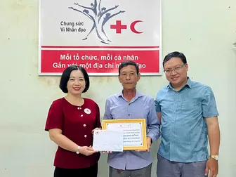 Trao hỗ trợ 2 hội viên nông dân có hoàn cảnh đặc biệt khó khăn