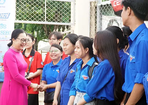 Thứ trưởng Nguyễn Thị Quyên Thanh thăm điểm thi Kỳ thi tốt nghiệp THPT năm 2026 tại TP Cần Thơ