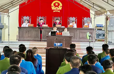 Xét xử sơ thẩm bị cáo Nguyễn Văn Lại, chủ quán Karaoke Crown, cùng 52 đồng phạm về các tội liên quan đến ma túy và không tố giác tội phạm