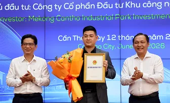 Trao quyết định chấp thuận chủ trương đầu tư, nhà đầu tư và giấy chứng nhận đăng ký đầu tư khu công nghiệp Tân Hòa và Đại Ngãi