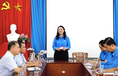 Lãnh đạo Liên đoàn Lao động thành phố thăm, tặng quà đoàn viên, người lao động Nghiệp đoàn bốc xếp Cảng cá Trần Đề