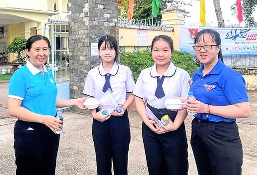 Hội LHPN các xã đồng hành cùng thí sinh trong kỳ thi tốt nghiệp THPT