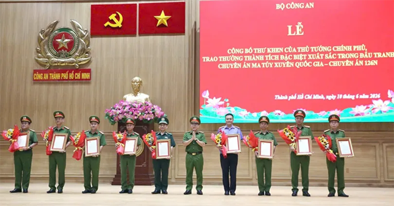 នគរ​បាល​ទី​ក្រុង​កឹង​ធើ បាន​នា​យក​រដ្ឋ​មន្ត្រី​នៃ​រដ្ឋាភិបាល​ស្ងើច​សរសើរ​អំ​ពី​ស្នា​ដៃ​ឆ្នើម​ក្នុង​ការ​បង្ក្រាប​បទ​ល្មើស​គ្រឿង​ញៀន​ឆ្លង​ដែន​