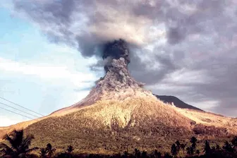 Indonesia nâng cảnh báo 3 ngọn núi lửa đồng thời hoạt động