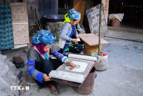 Lùng Tám - ngôi làng dệt lanh lưu giữ hồn văn hóa người Mông giữa cao nguyên đá