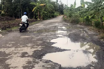 Đường huyện 61 đầy “ổ gà”, “ổ voi”