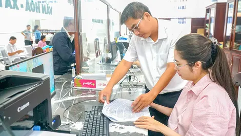 Tận tụy phục vụ nhân dân