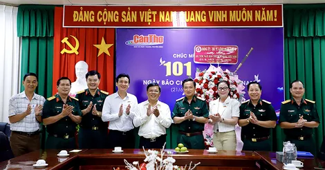 Đảng ủy, Bộ Tư lệnh Quân khu 9 thăm, chúc mừng Báo và Phát thanh, Truyền hình Cần Thơ nhân kỷ niệm Ngày Báo chí cách mạng Việt Nam