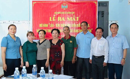ដាក់​ឱ្យ​ដំណើរ​ការ​ទម្រង់​ស្រូវ​-បង្គា​ សម​ស្រប​នឹង​ការ​ប្រែ​ប្រួល​អា​កាស​ធាតុ​