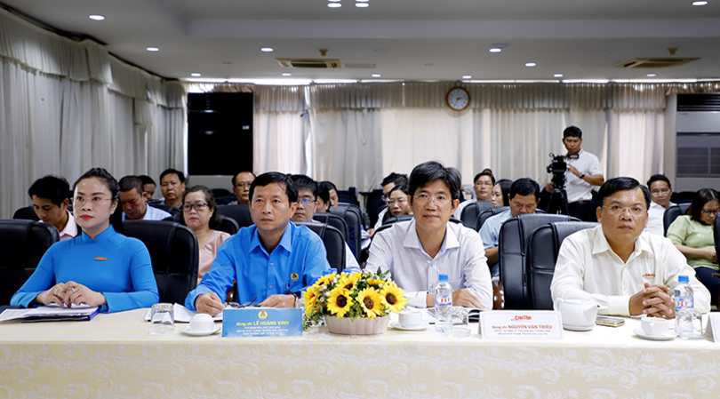 បណ្តា​បណ្តុំ​ប្រ​ឡង​ប្រ​ណាំង​ក្រោម​ឱ​វាទ​សម្ព័ន្ធ​សហ​ជីព​កម្ម​ករ​ទី​ក្រុង​កឹង​ធើ ចុះ​ហត្ថ​លេខា​លើ​កិច្ច​ព្រម​ព្រៀង​ប្រ​ឡង​ប្រ​ណាំង​