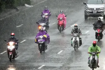 Thời tiết hôm nay (16-6): Nhiều khu vực có mưa rào và dông, khả năng xảy ra lốc, sét, gió giật mạnh