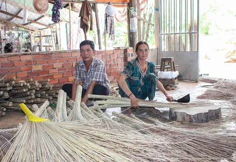 Làm giàu từ những cọng dừa quê hương