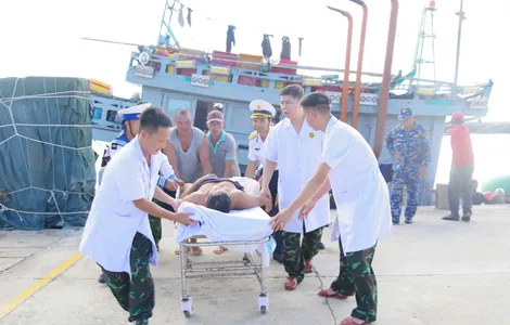 Y bác sĩ bệnh xá Trường Sa cấp cứu khẩn cấp ngư dân bị đứt lìa cẳng chân