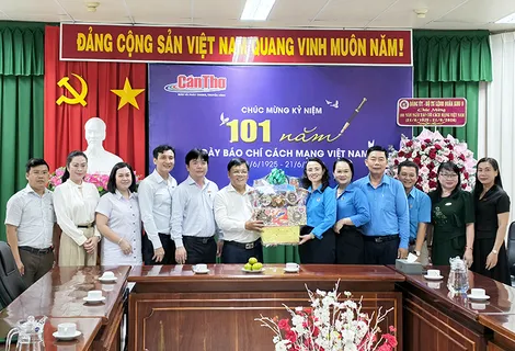 Liên đoàn Lao động thành phố thăm, chúc mừng Báo và Phát thanh, Truyền hình Cần Thơ nhân kỷ niệm Ngày Báo chí cách mạng Việt Nam