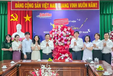 Agribank khu vực Tây Nam Bộ thăm, chúc mừng Báo và Phát thanh, Truyền hình Cần Thơ nhân kỷ niệm Ngày Báo chí cách mạng Việt Nam