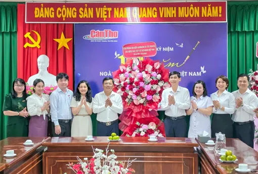 Agribank khu vực Tây Nam Bộ thăm, chúc mừng Báo và Phát thanh, Truyền hình Cần Thơ nhân kỷ niệm Ngày Báo chí cách mạng Việt Nam