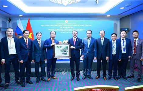 Thủ tướng Lê Minh Hưng gặp cộng đồng người Việt Nam tại Nga