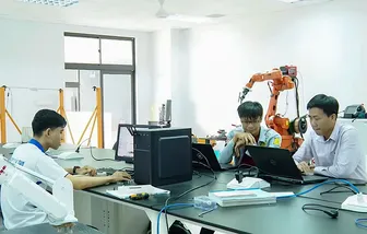 Bước tiến mới trong ứng dụng robot công nghiệp bốc dỡ hàng hóa