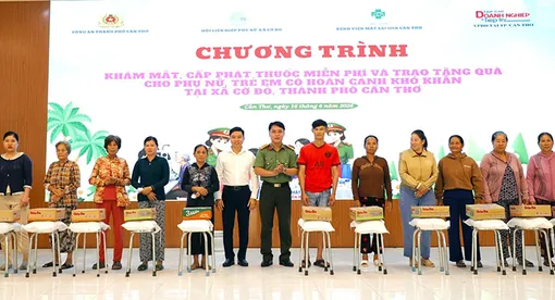 Khám mắt, phát thuốc và tặng quà người dân hoàn cảnh khó khăn