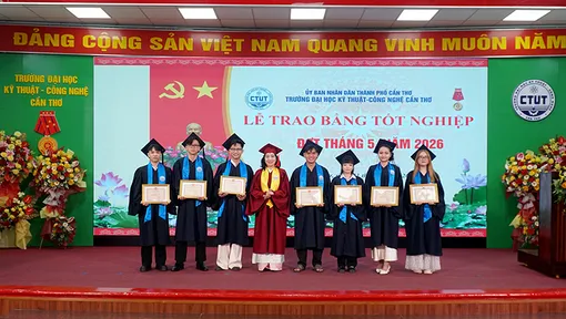 Hơn 430 tân khoa nhận bằng tốt nghiệp đại học, sau đại học