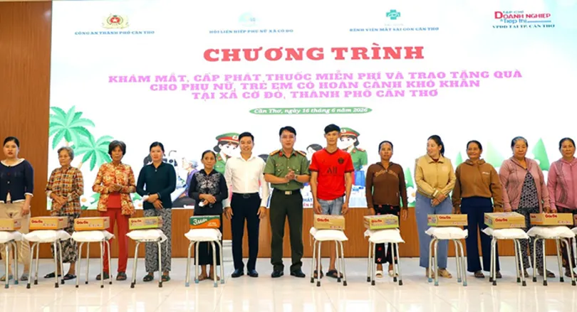 Khám mắt, phát thuốc và tặng quà người dân hoàn cảnh khó khăn
