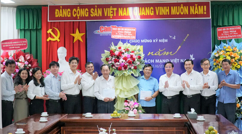 ថ្នាក់​ដឹក​នាំ​នៃ​គណៈ​កម្មា​ធិ​ការ​បក្ស​ទី​ក្រុង​អប​អរ ទិវា​សារ​ព័ត៌​មាន​បដិវត្តន៍​វៀត​ណាម