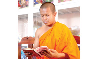 គំ​រូ​ឆ្នើម “ល្អ​ទាំង​ផ្លូវ​ធម៌​និង​ផ្លូវ​លោក” ក្នុង​ភូមិ​ស្រុក​