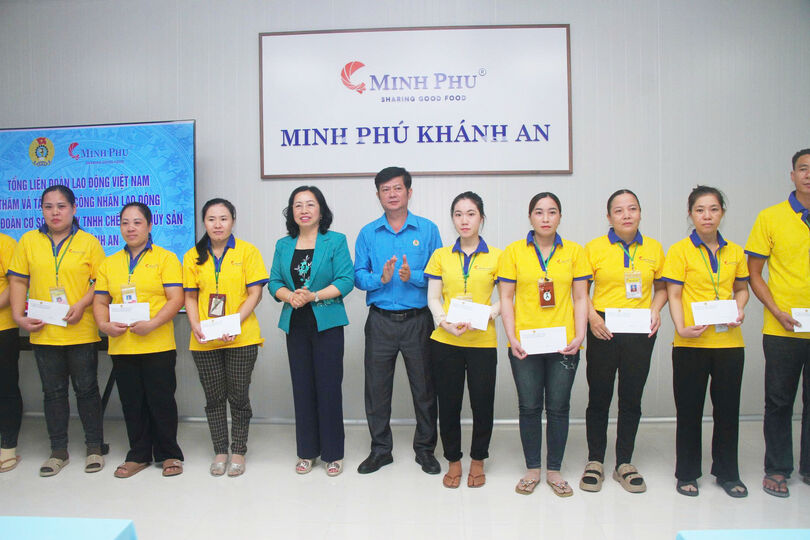 ថ្នាក់​ដឹក​នាំ​នៃ​អគ្គ​សម្ព័ន្ធ​សហ​ជីព​កម្ម​ករ​វៀត​ណាម​ សួរ​សុខ​ទុក្ខ​ និង​ជូន​អំ​ណោយ​ដល់​សមា​ជិក​សហ​ជីព​ និង​កម្ម​ករ​នៅ​ខេត្ត​កាម៉ាវ