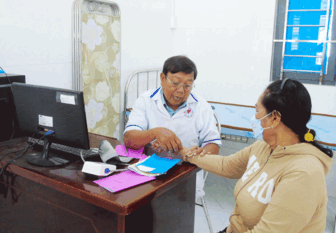 គោ​លន​យោ​បាយ​ជំ​នួយ​ប័ណ្ណ​ធានា​រ៉ាប់​រង​សុខា​ភិបាល​ជូន​ជន​រួម​ជាតិ​ខ្មែរ​