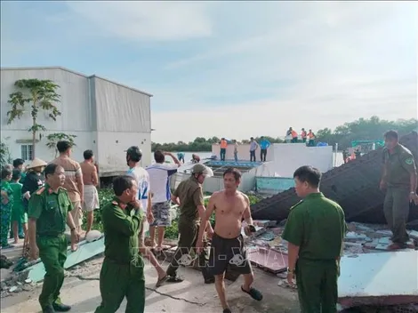 Hỗ trợ các hộ dân có nhà bị chìm xuống sông do sạt lở