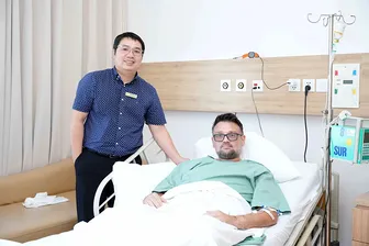 Vinmec Hải Phòng áp dụng thành công kỹ thuật thay khớp vai đảo ngược cho bệnh nhân người Anh