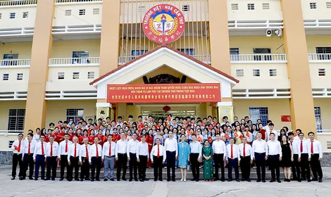 Đại sứ Đặc mệnh toàn quyền nước Cộng hòa Nhân dân Trung Hoa tại Việt Nam đến thăm Trường Phổ thông Việt - Hoa Cần Thơ