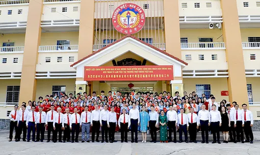Đại sứ Đặc mệnh toàn quyền nước Cộng hòa Nhân dân Trung Hoa tại Việt Nam đến thăm Trường Phổ thông Việt - Hoa Cần Thơ