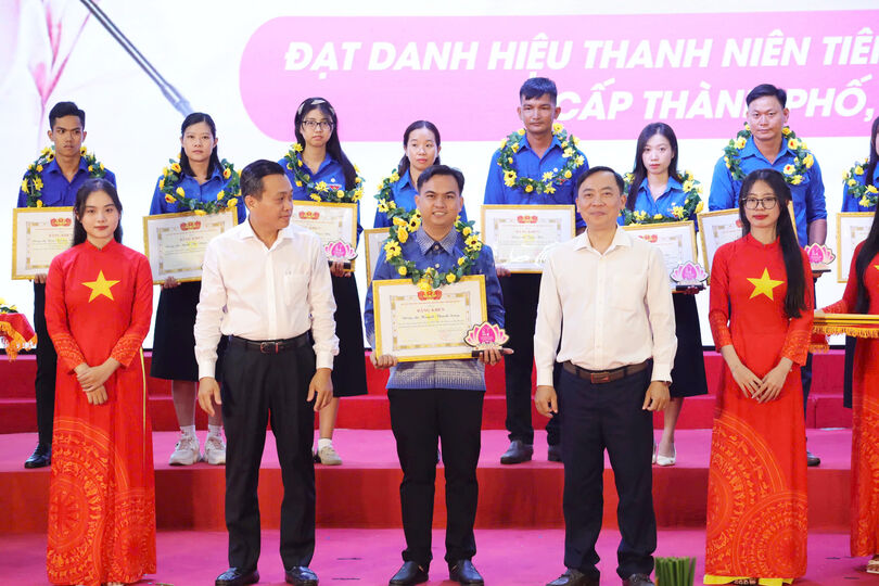 យុវជនឆ្នើមធ្វើតាមដំបូន្មានអ៊ំ