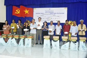 Chương trình “Caravan - Hành trình yêu thương” trao tặng quà cho hộ nghèo, cận nghèo tại xã An Ninh
