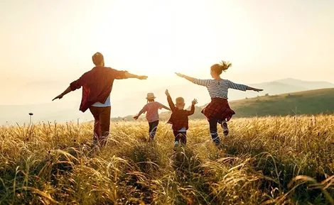 Hoạt động mùa hè đơn giản giúp gia đình gắn kết và mạnh khỏe hơn