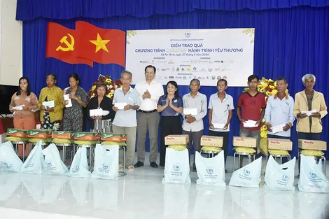 Chương trình “Caravan - Hành trình yêu thương” trao tặng quà cho hộ nghèo, cận nghèo tại xã An Ninh