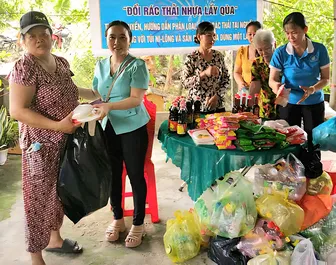 Đổi rác thải nhựa lấy nhu yếu phẩm