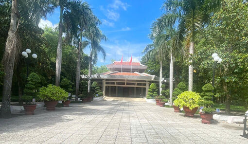 វិមាន​លោក​ប្រ​ធាន​ហូជី​មិញ – កន្លែង​ទេស​ចរណ៍​គំ​រូ​នៃ​តំ​បន់​វាល​រាប​ទន្លេ​គឺវ​ឡុង​