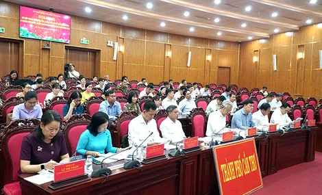 Kiểm tra, giám sát, xử lý có hiệu quả các nhiệm vụ trọng tâm, vấn đề nhạy cảm và bức xúc tại địa phương, đơn vị