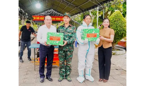 Thăm hỏi, động viên lực lượng thực hiện nhiệm vụ lấy mẫu hài cốt liệt sĩ để giám định ADN